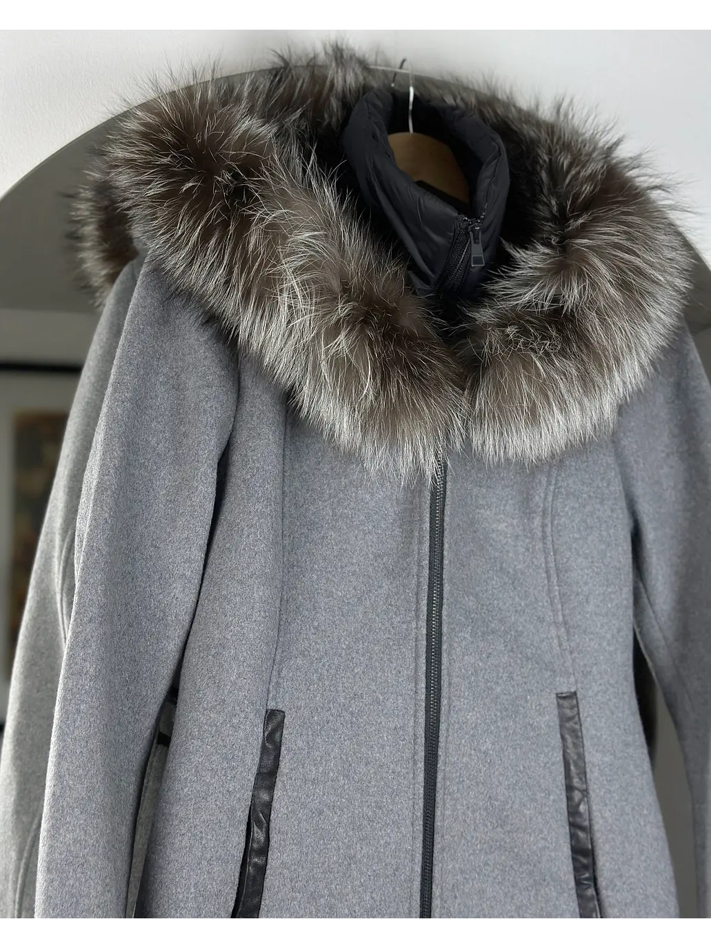 Abrigo gris con cuello de piel 2