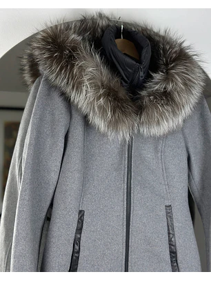 Abrigo gris con cuello de piel