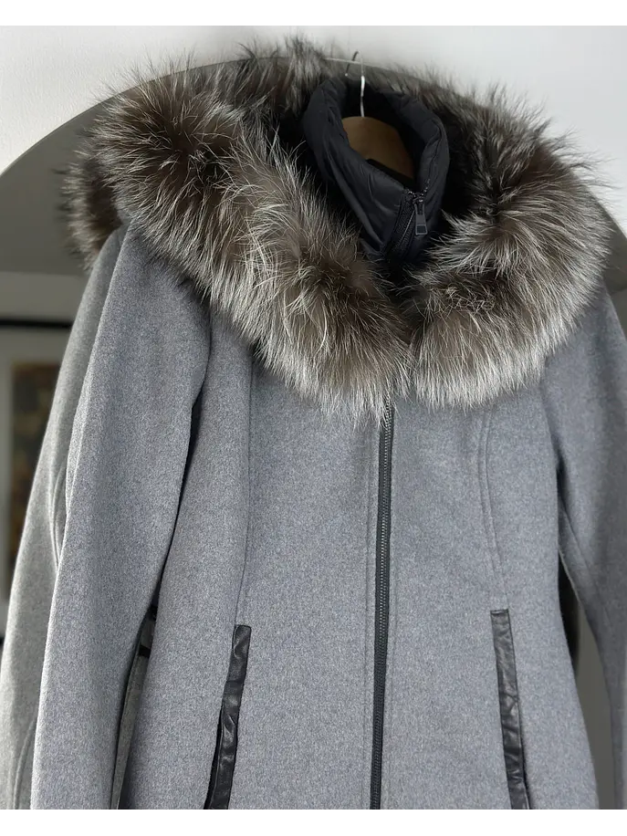 Abrigo gris con cuello de piel 2