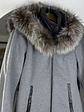 Abrigo gris con cuello de piel - Miniatura 2