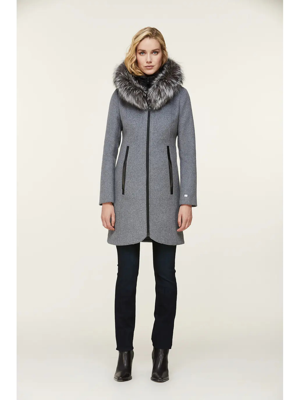 Abrigo gris con cuello de piel 7