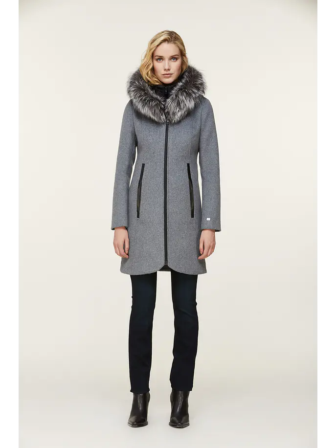 Abrigo gris con cuello de piel 7