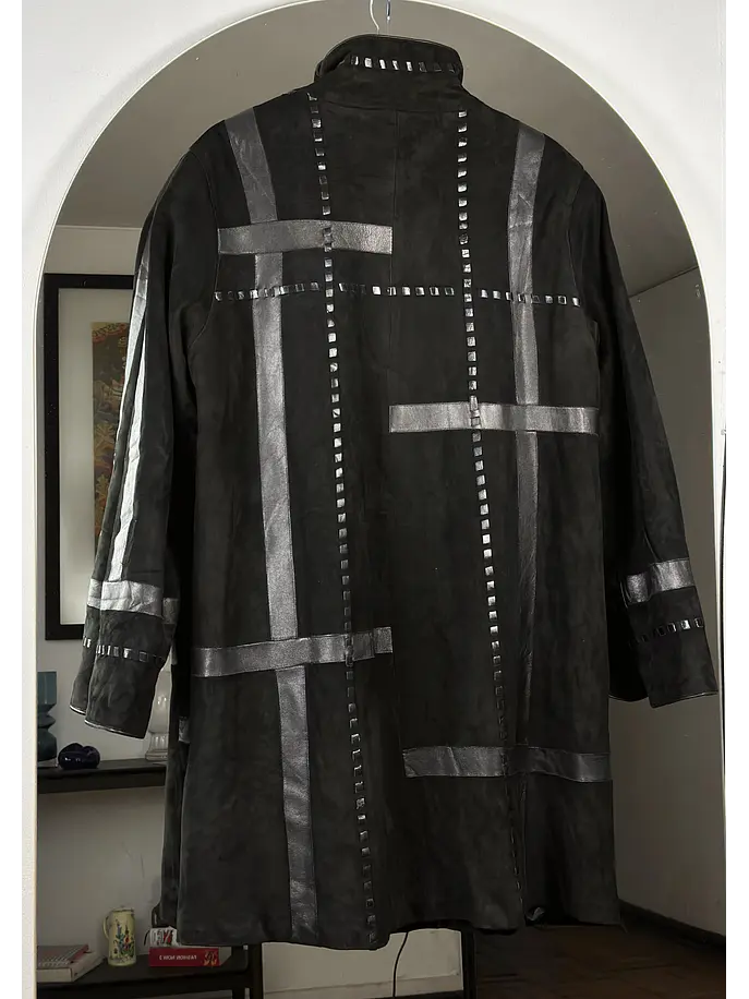 Abrigo negro de cuero 4