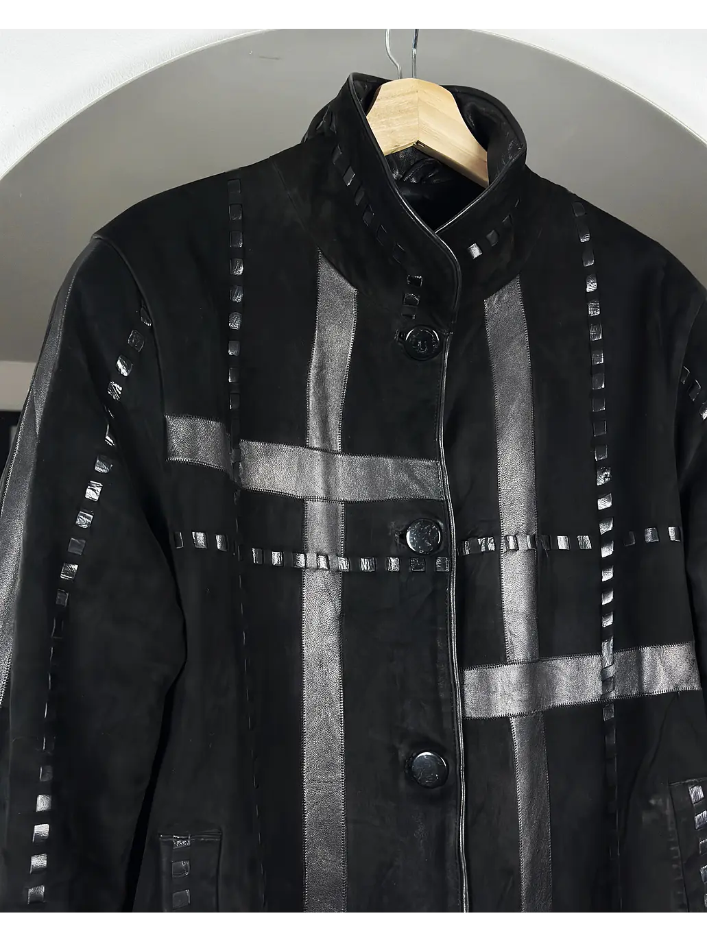 Abrigo negro de cuero 3