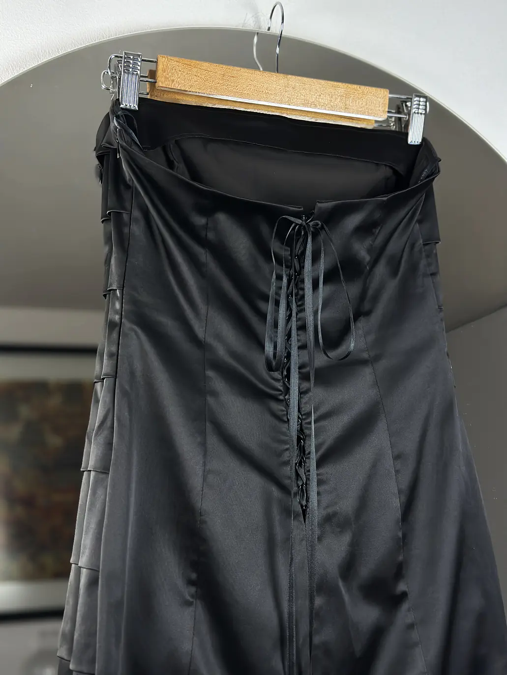 Vestido strapless negro satinado 4