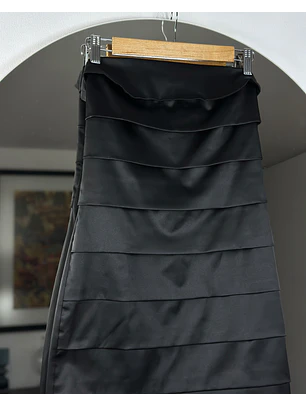 Vestido strapless negro satinado