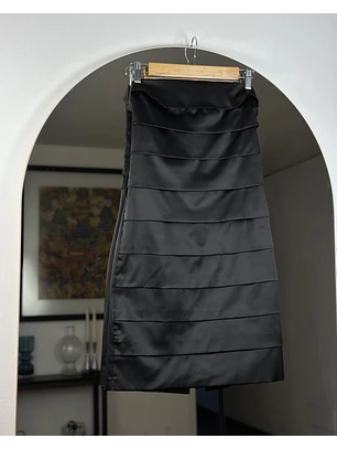 Vestido strapless negro satinado