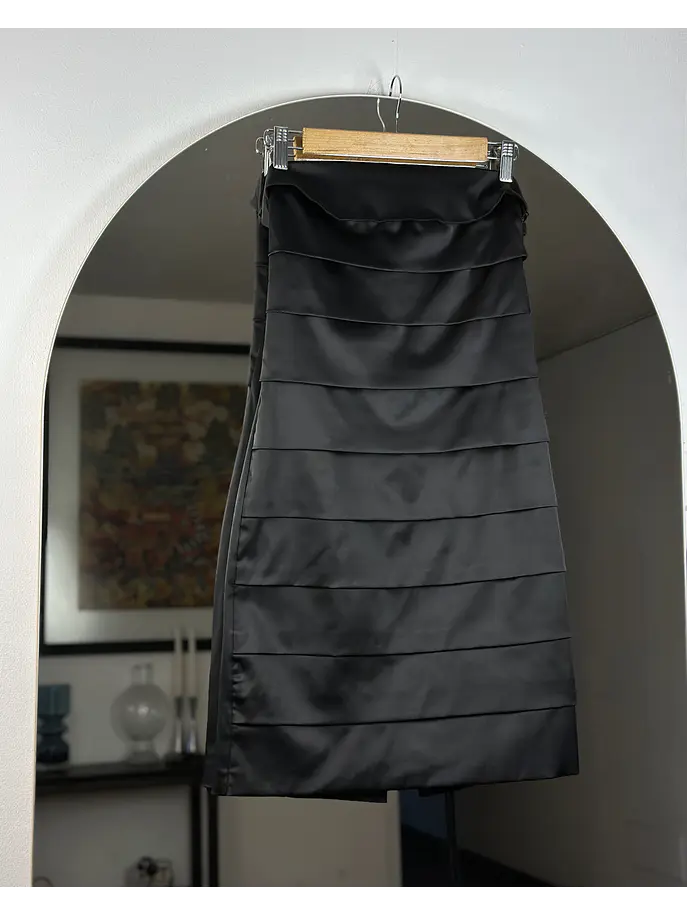 Vestido strapless negro satinado 1
