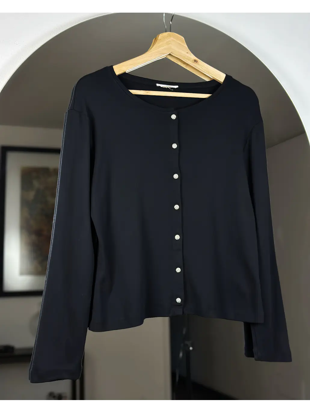 Polera abotonada negra 1