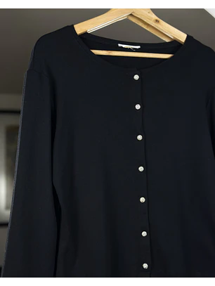 Polera abotonada negra