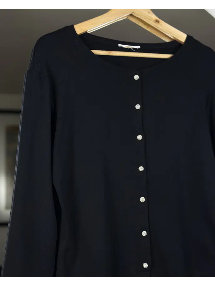 Polera abotonada negra 2