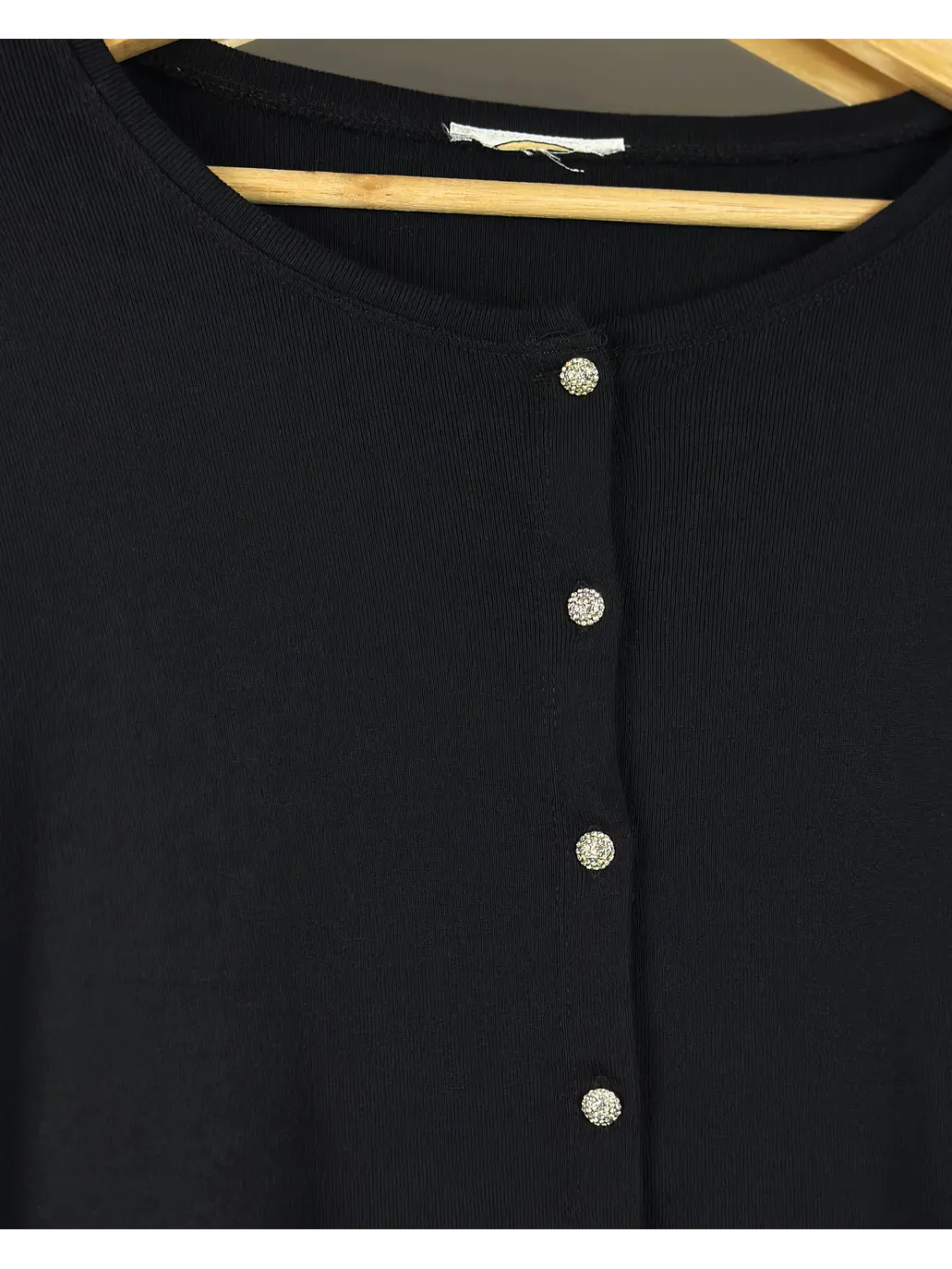 Polera abotonada negra 4