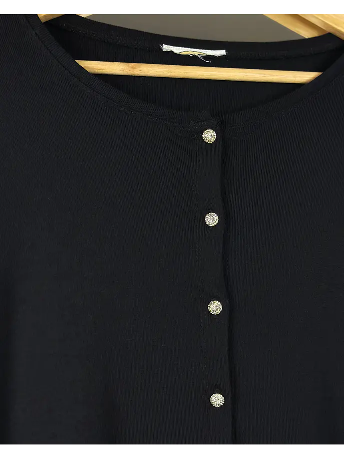 Polera abotonada negra 4