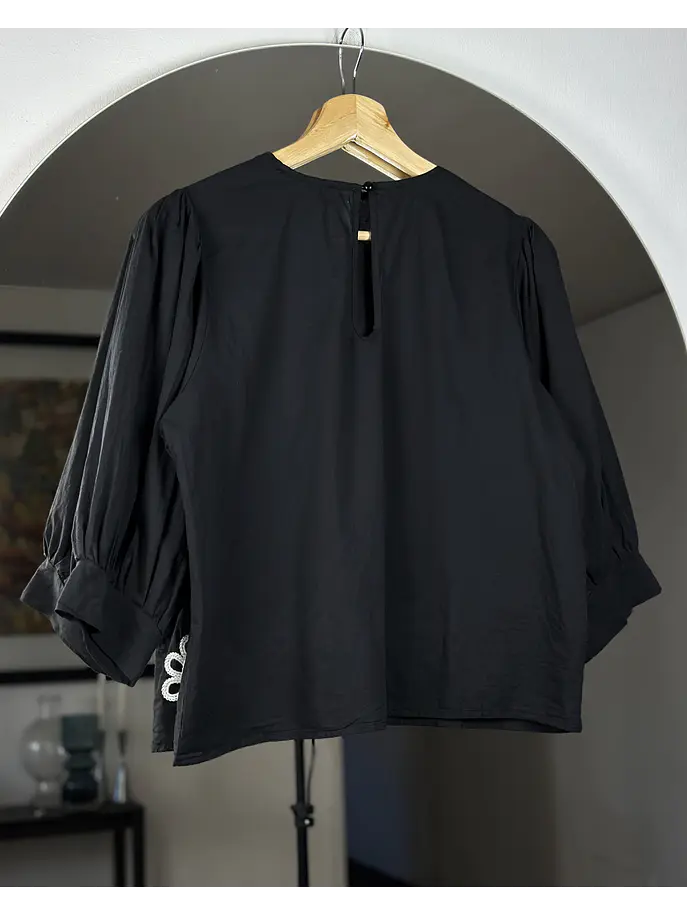 Blusa negra floreada 3
