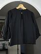 Blusa negra floreada - Miniatura 3