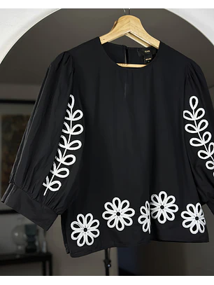 Blusa negra floreada
