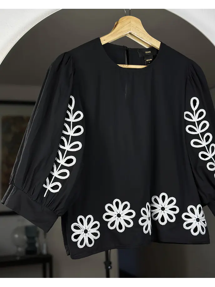 Blusa negra floreada 2