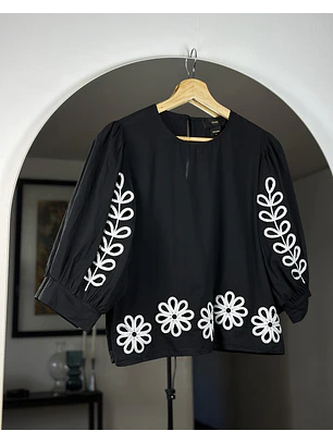 Blusa negra floreada