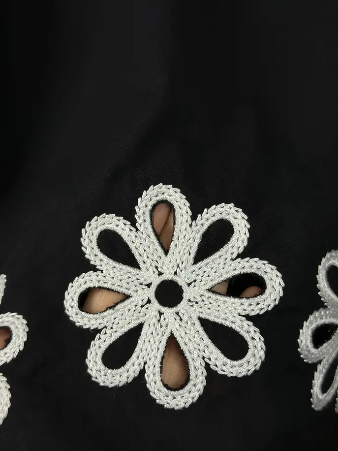Blusa negra floreada 4