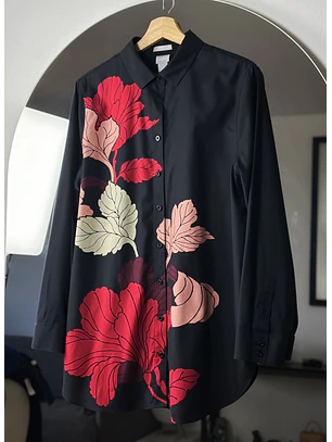 Camisa negra floreada