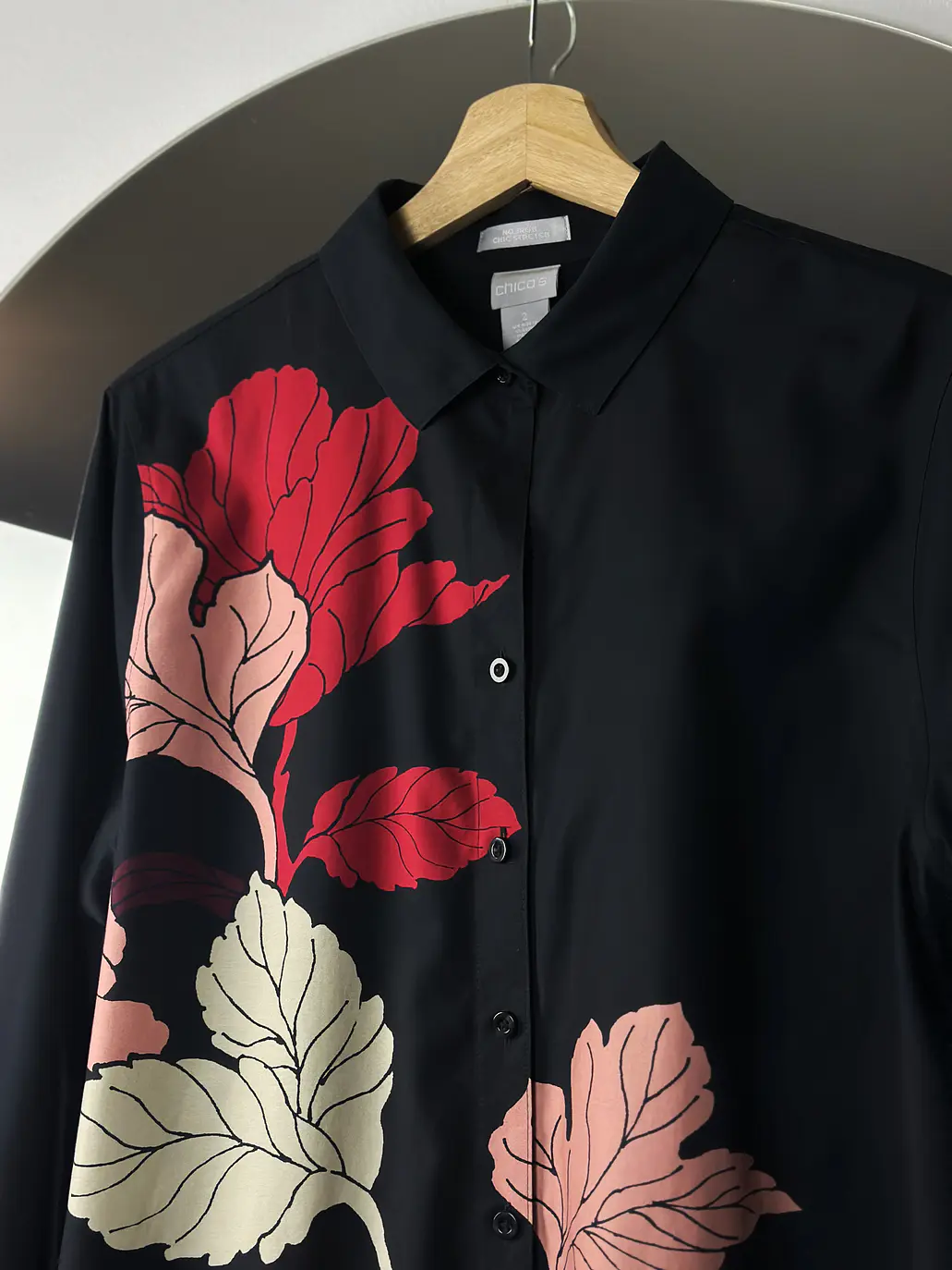 Camisa negra floreada 2