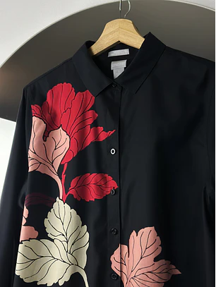Camisa negra floreada