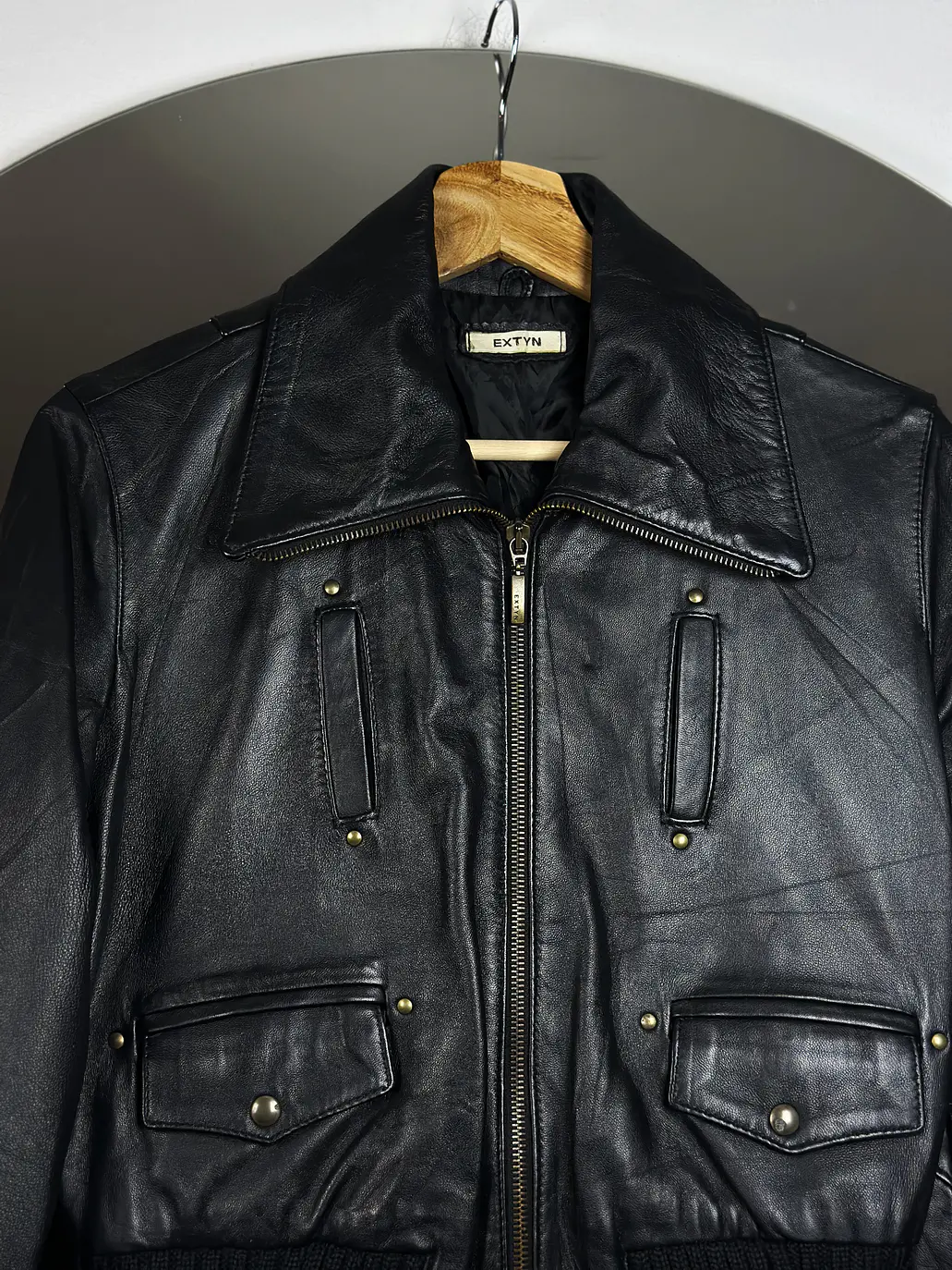 Chaqueta negra de cuero 4