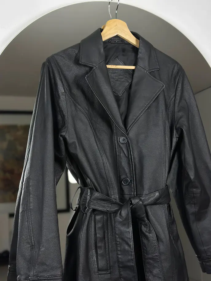 Abrigo negro de cuero  2