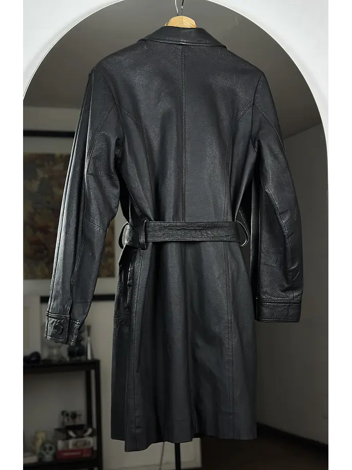 Abrigo negro de cuero  3
