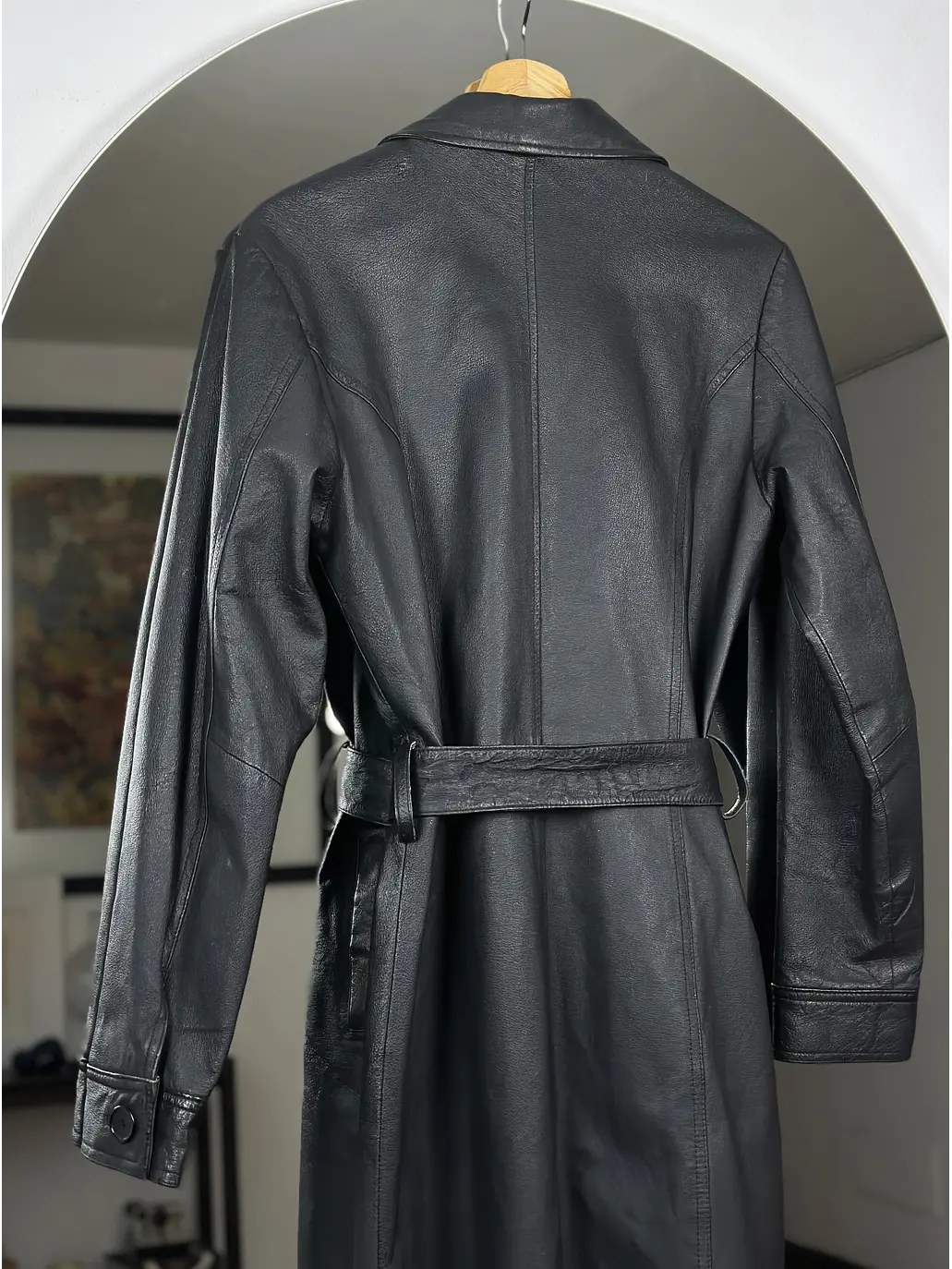 Abrigo negro de cuero  4