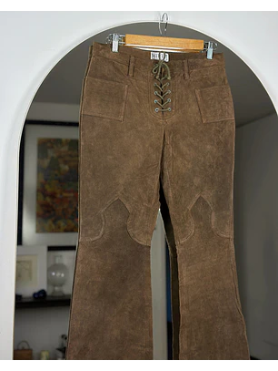 Pantalón café de gamuza