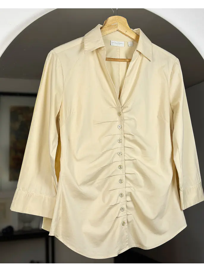 Camisa beige drapeada 2
