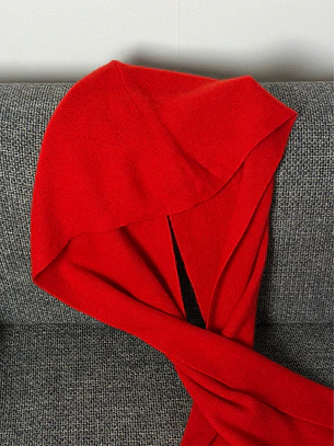 Capucha con bufanda roja
