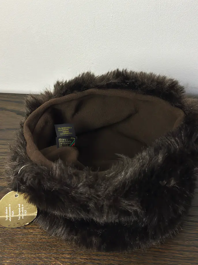 Gorro café piel sintética  3
