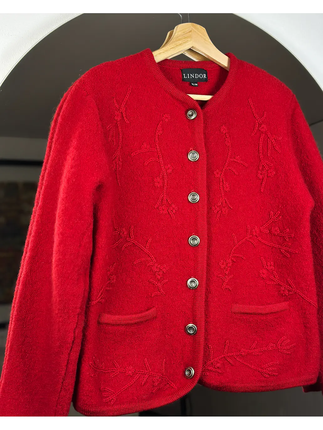 Chaqueta de lana roja bordada 2