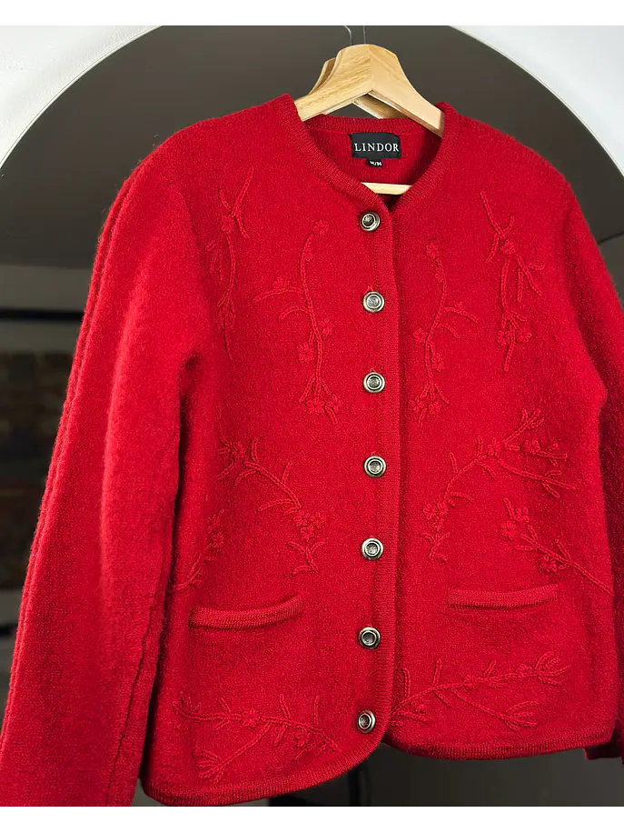 Chaqueta de lana roja bordada 2