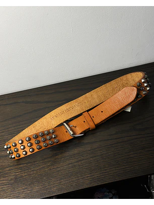 Cinturón de cuero con tachas