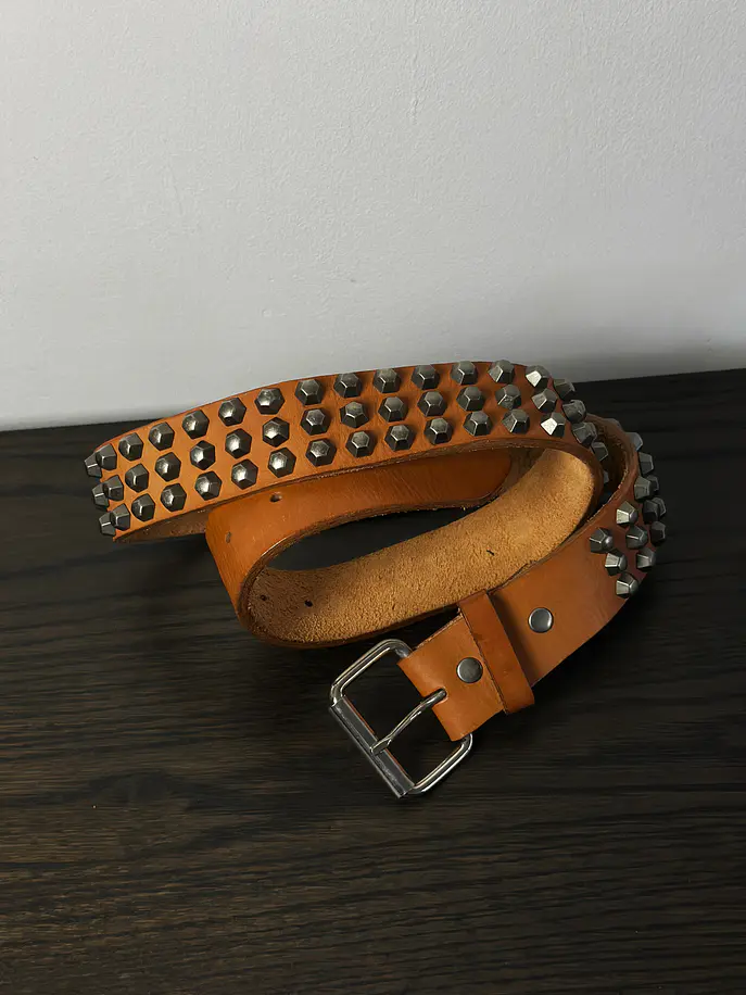Cinturón de cuero con tachas 6