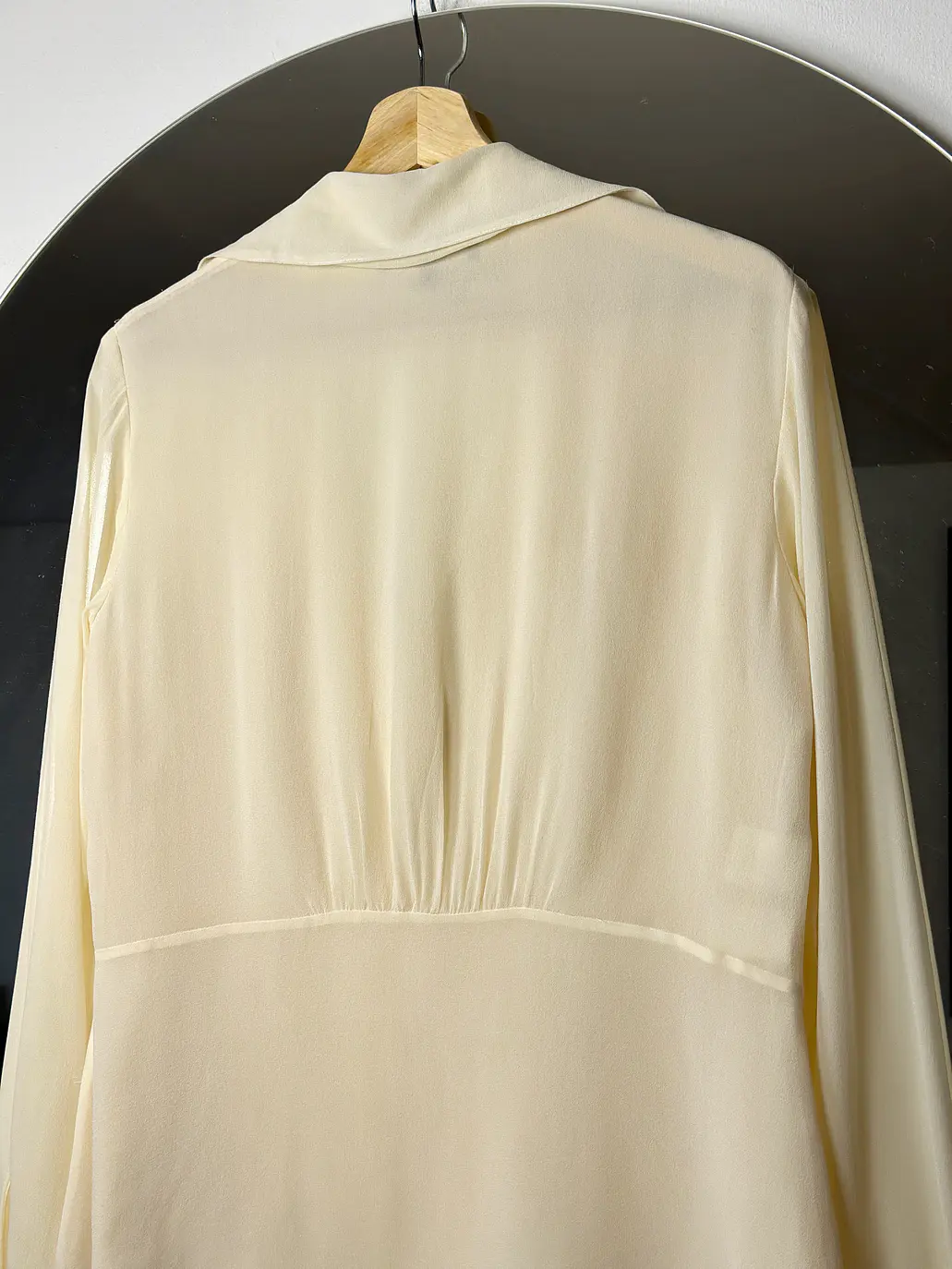 Blusa de seda color crema 6