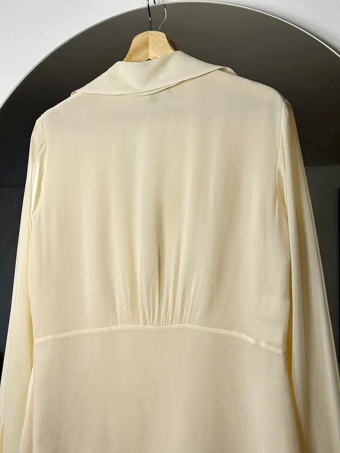 Blusa de seda color crema 6