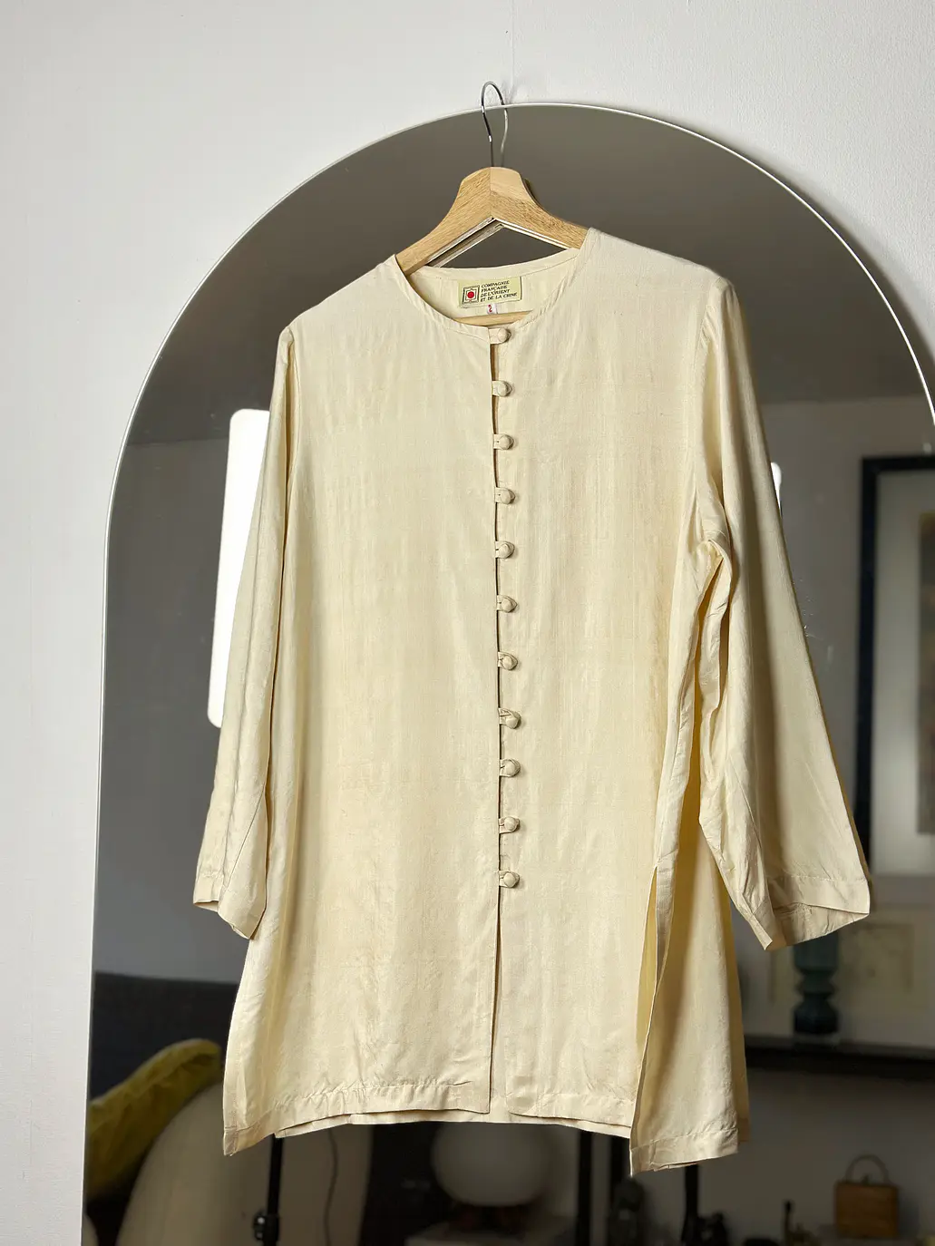 Camisa beige de seda  1