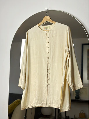Camisa beige de seda 