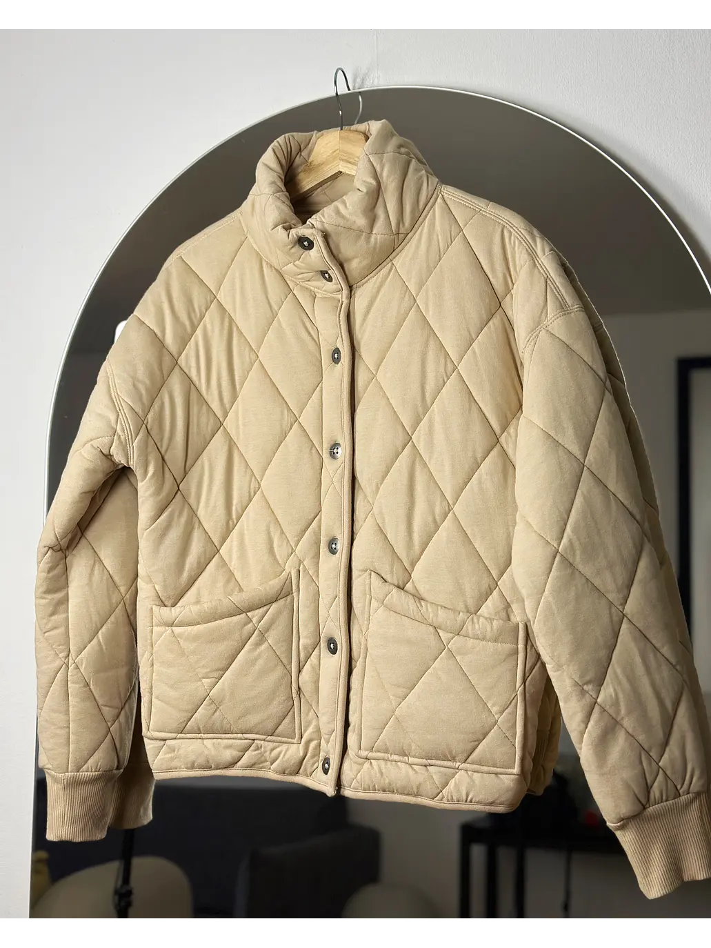 Chaqueta beige acolchada  1