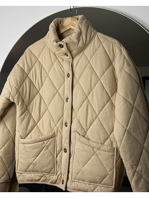 Chaqueta beige acolchada 