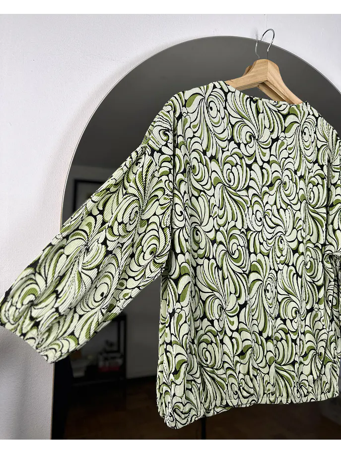 Polera drapeada diseño floral 2