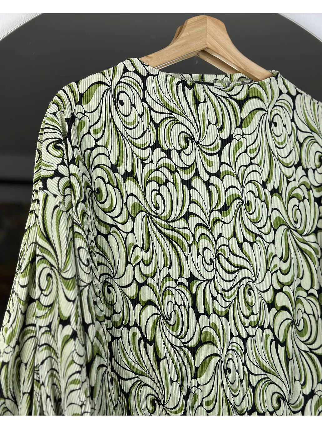 Polera drapeada diseño floral 3
