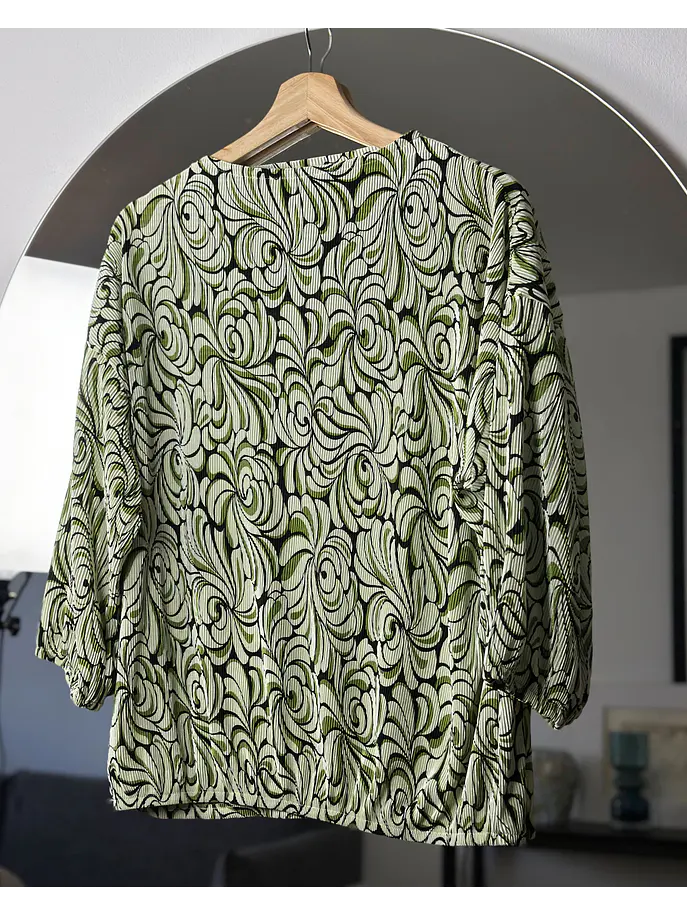 Polera drapeada diseño floral 4