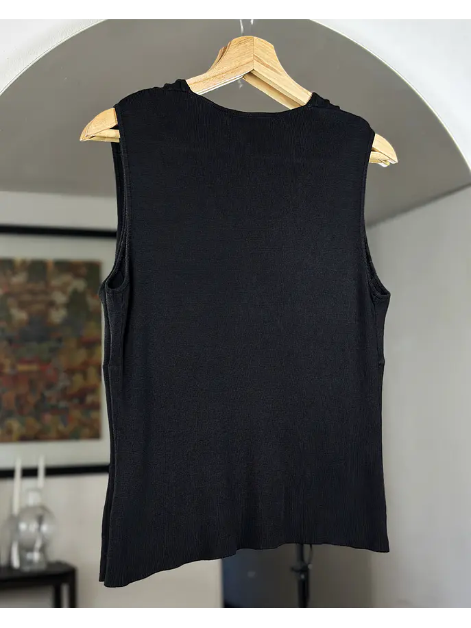 Top negro de punto escotado 3