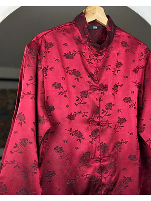 Camisa roja estilo oriental 