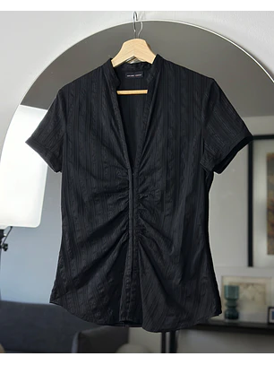 Camisa negra escotada